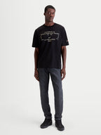 Alpinestars Infinity Oversized CSF T-Shirt, Herren-Kurzarm-Sportswear-T-Shirt in Schwarz mit technischer weißer Frontgrafik, lockere Passform, Baumwoll-Polyester-Mischung für Off-Bike-Komfort und Motorsport-Lifestyle, an einem Model gezeigt.