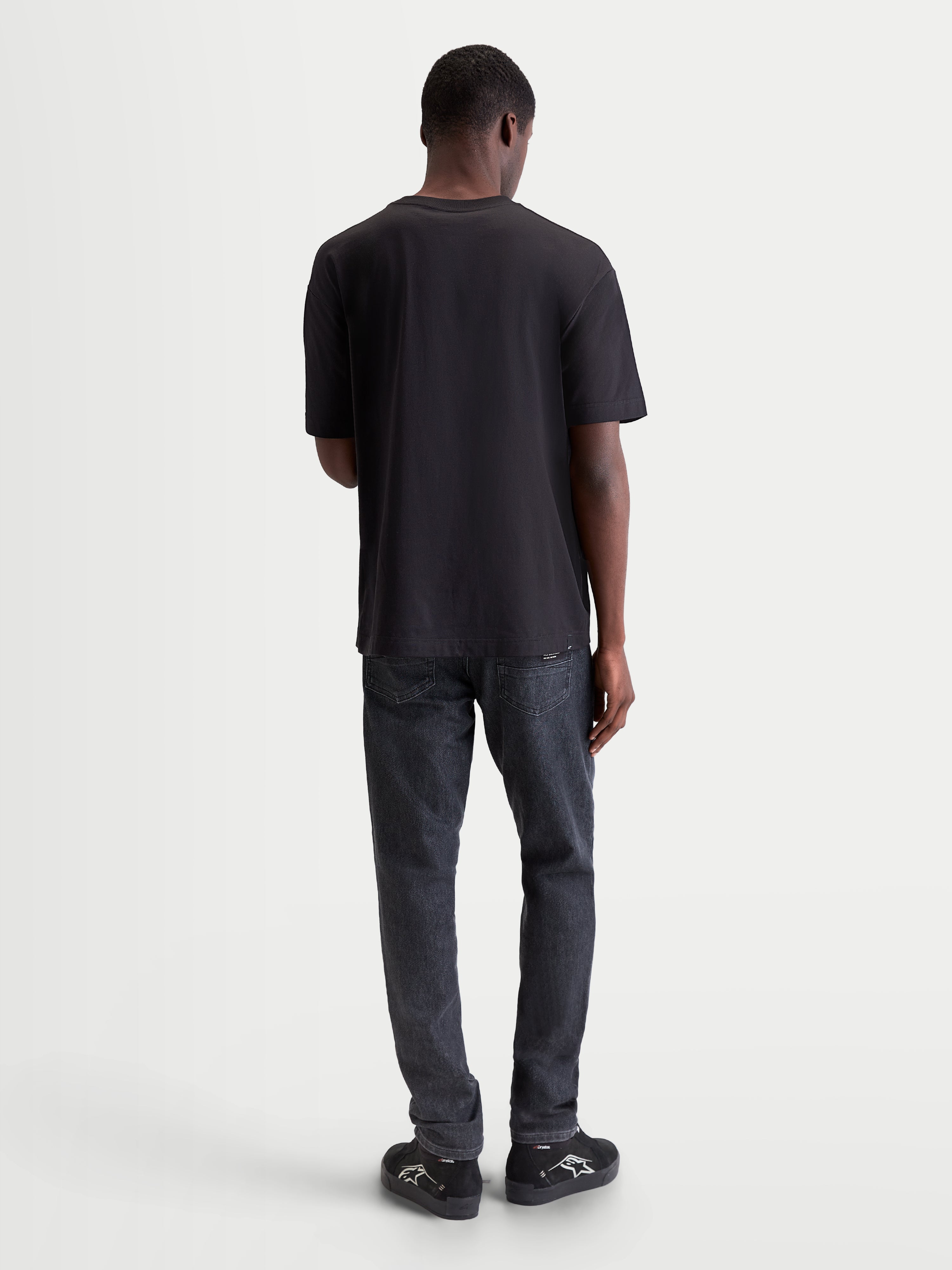 Alpinestars Infinity Oversized CSF T-Shirt, Kurzarm-Sportswear-T-Shirt für Herren, Schwarz, Rückansicht am Model, entspannte Passform für Off-Bike-Style und Alltagskomfort.