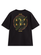 Alpinestars Latitude Oversized CSF Tee, Kurzarm-T-Shirt in Schwarz, Rückansicht mit grüner Globus-Grafik, gelbem ASTARS-Logo und Markenmotto, lässige Motorsport-Streetwear.