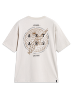 Alpinestars Latitude Oversized CSF T-Shirt, Kurzarm-T-Shirt in Zementbeige, Rückseite mit Globus-Grafik und Astars-Logo, lässige Motorsport-Sportswear