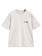 Alpinestars Latitude Oversized CSF T-Shirt, Kurzarm, Sand-Beige, schwarzes Astars-Logo auf der Brust, Motorsport-Streetwear.