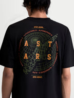Alpinestars Latitude Oversized CSF T-Shirt, Kurzarm-Sportswear-Oberteil, Schwarz mit orangefarbenem ASTARS-Branding und grüner Globus-Grafik auf dem Rücken, Baumwoll-Polyester-Mischung, Rückansicht am Model.