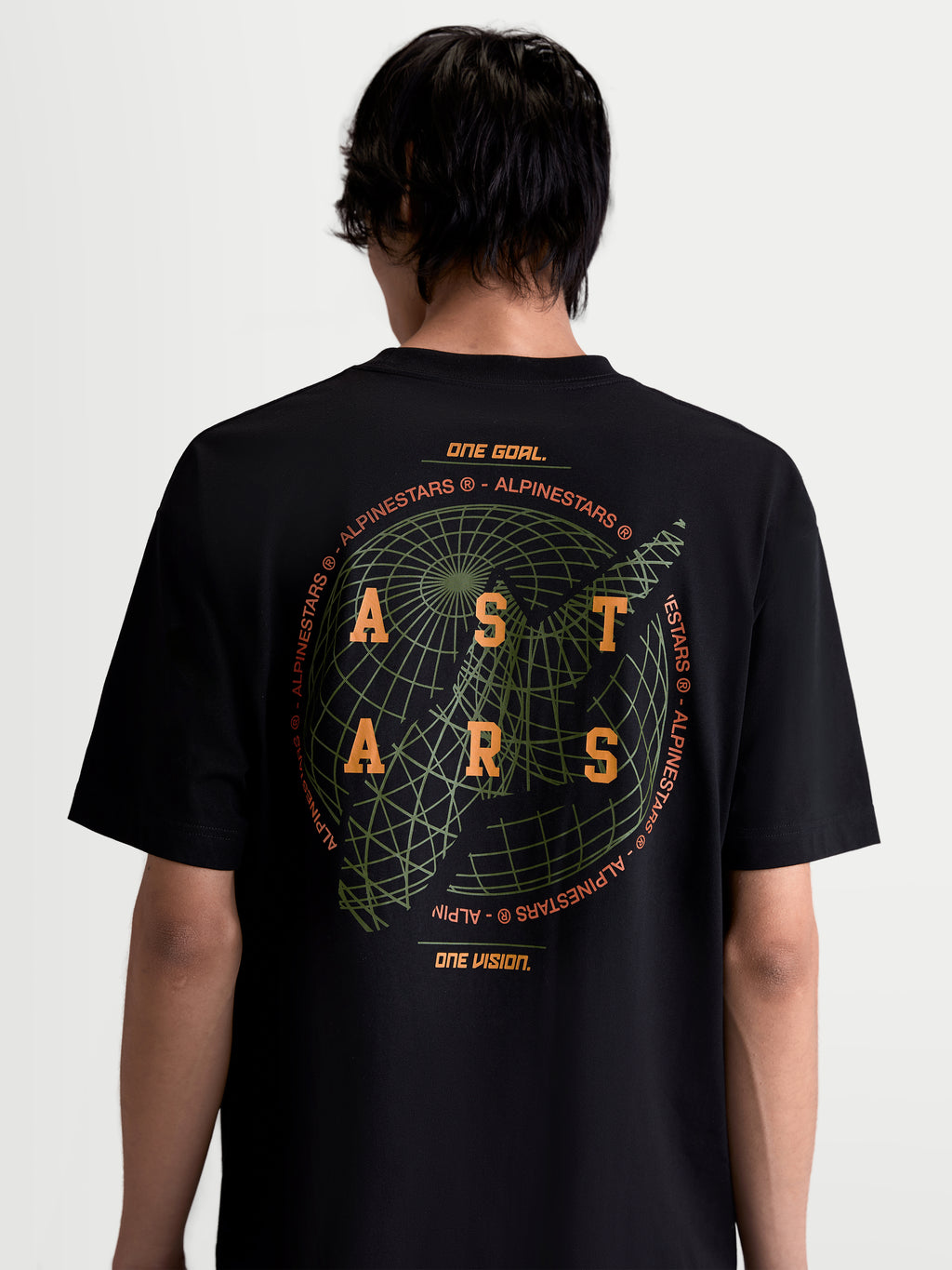 Alpinestars Latitude Oversized CSF T-Shirt, Kurzarm-Sportswear-T-Shirt, Schwarz, Rückansicht am Model mit großer Globus-Grafik, orangefarbenem ASTARS-Branding und Motorsport-Slogan One Goal. One Vision.