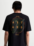Alpinestars Latitude Oversized CSF T-Shirt, Kurzarm-Sportswear-T-Shirt, Schwarz, Rückansicht am Model mit großer Globus-Grafik, orangefarbenem ASTARS-Branding und Motorsport-Slogan One Goal. One Vision.