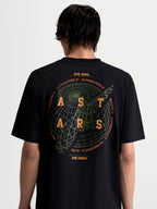 Alpinestars Latitude Oversized CSF T-Shirt, Kurzarm-Sportswear-T-Shirt, Schwarz, Rückansicht am Model mit großer Globus-Grafik, orangefarbenem ASTARS-Branding und Motorsport-Slogan One Goal. One Vision.