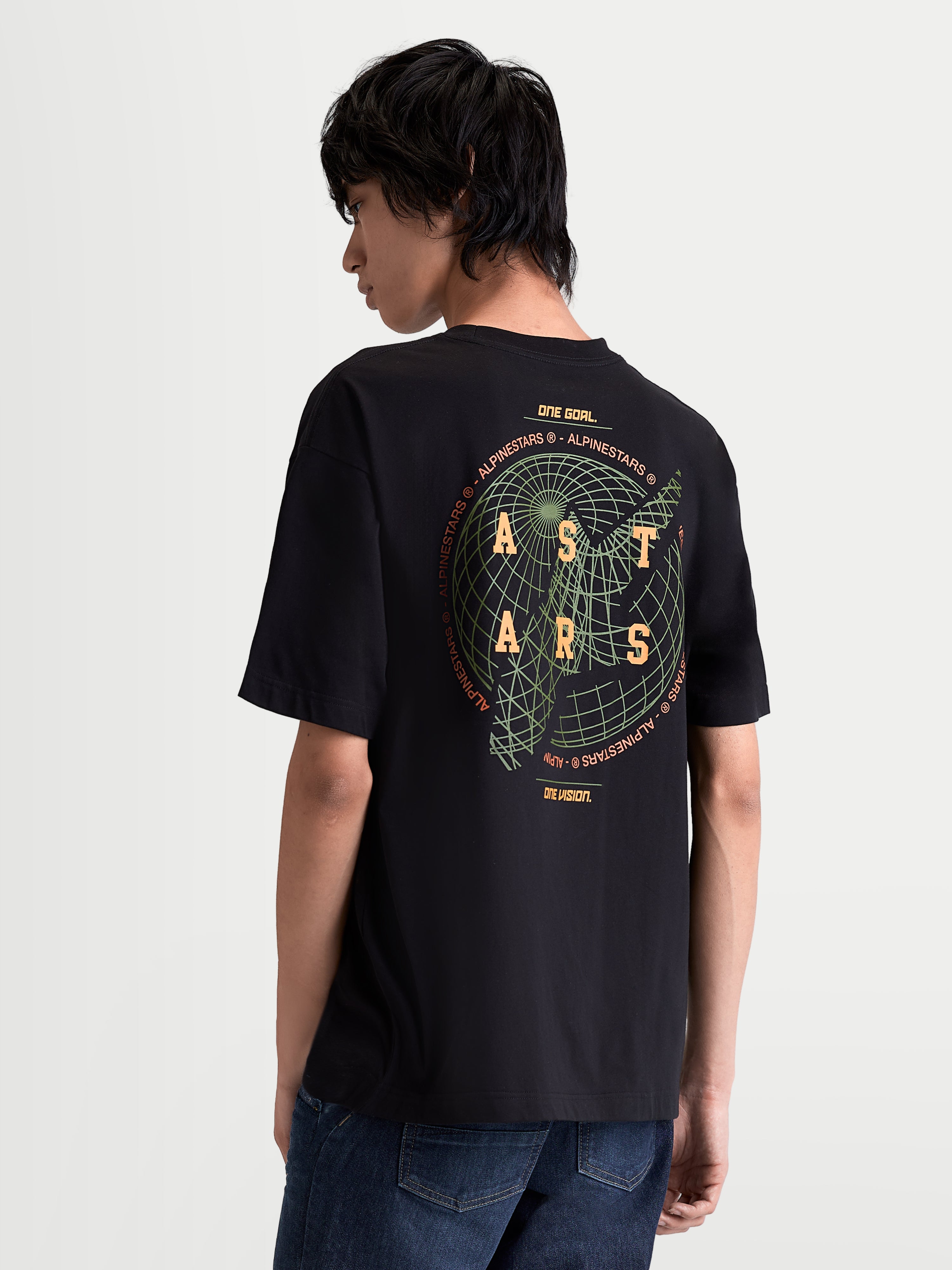 Alpinestars Latitude Oversized CSF T-Shirt, lässiges Sportswear T-Shirt für Herren und Damen, Schwarz mit großer grün-oranger Rückengrafik, Globus-Motiv und AST ARS Branding, weiche Baumwoll-Polyester-Mischung, lockere Oversized-Passform.