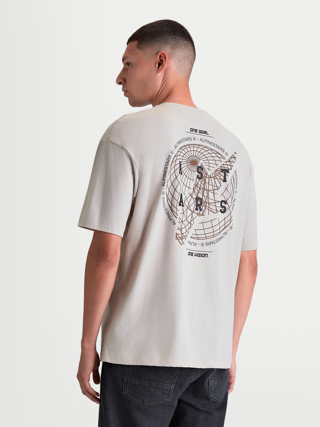 Alpinestars Latitude Oversized CSF T-Shirt, Herren Kurzarm-Sportswear-T-Shirt, Zementgrau, mit großer Globus-Grafik auf dem Rücken, ASTARS-Wordmark und One Goal One Vision Branding, lockere Oversized-Passform, Baumwoll-Polyester-Mischung.