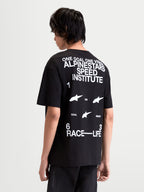 Alpinestars Institute Oversized CSF T-Shirt, Sportswear-Kurzarm-T-Shirt in Schwarz, Rückansicht am Model mit großen weißen Grafiken „One Goal One Vision Alpinestars Speed Institute“ und „Race-Life“, entspannte Oversized-Passform, Baumwoll-Polyester-Mix.