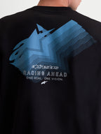 Alpinestars Ghost Oversized CSF T-Shirt, Kurzarm-T-Shirt in Schwarz, mit markanter blau-weißer Astars-Logo-Grafik auf dem Rücken, „Racing Ahead“ und „One Goal. One Vision.“ Schriftzug, Motorsport-inspirierte Sportswear.