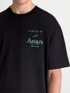 Alpinestars Post Oversized CSF T-Shirt, Kurzarm-Sportswear-T-Shirt, Schwarz mit grünen Grafiken, mit „One Goal. One Vision.“ und Astars-Branding, Nahaufnahme am Modell zeigt die Oversized-Passform und Konstruktion aus hochwertiger Baumwollmischung.