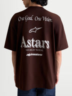 Alpinestars Post Oversized CSF T-Shirt, braunes Kurzarm-Sportswear-T-Shirt, Rückenansicht am Model mit weißen 'One Goal. One Vision.' und stilisierten 'Astars World Wide' Grafiken, lockere Oversized-Passform aus Baumwoll-Polyester-Mischgewebe.