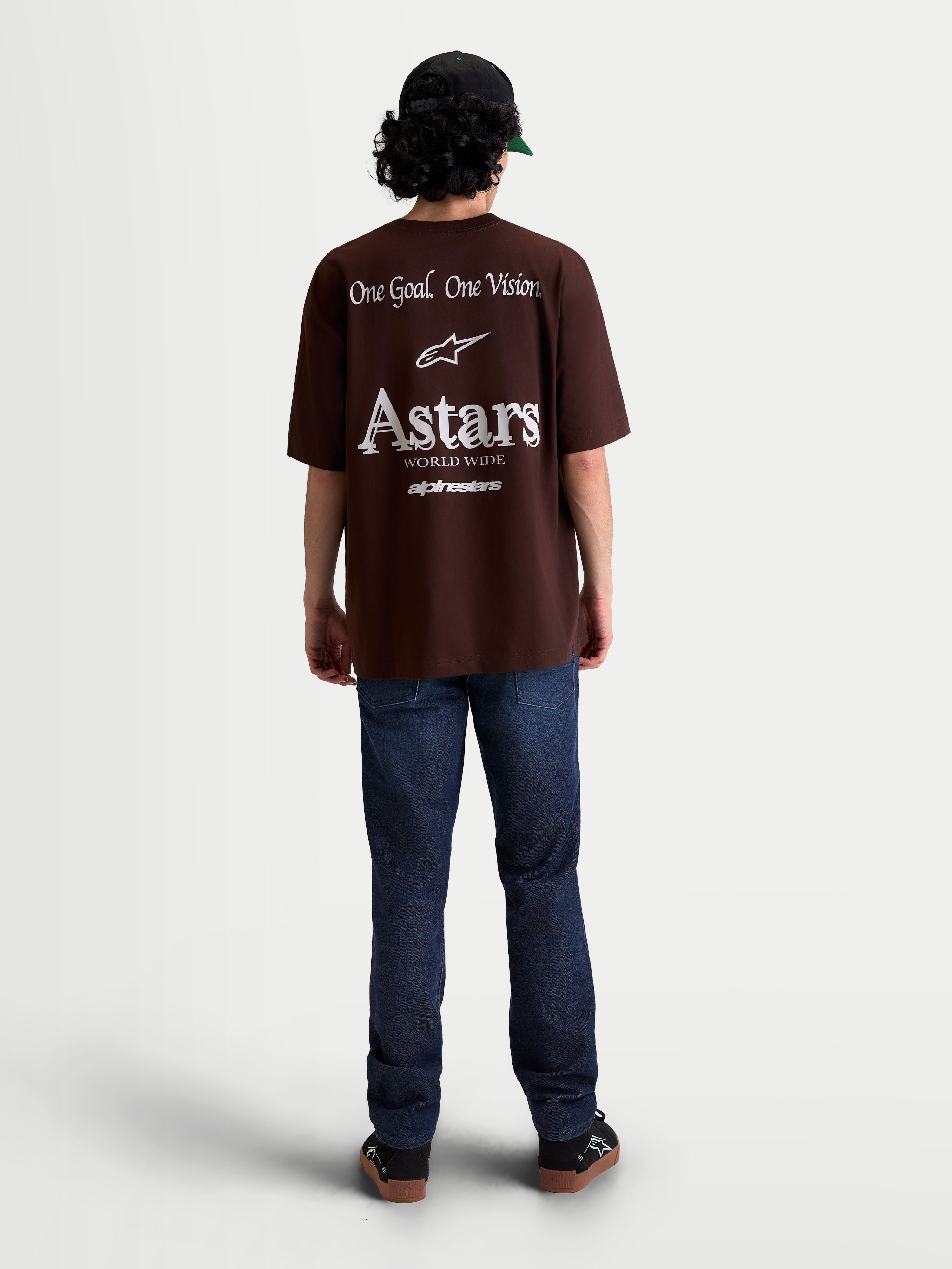 Alpinestars Post Oversized CSF T-Shirt, Kurzarm-Sportswear-T-Shirt, Braun und Weiß, mit großen weißen Grafiken auf der Rückseite: 'One Goal. One Vision.' und Astars World Wide Branding, Oversized-Passform für lässigen Streetwear-Stil.