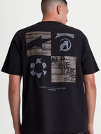 Alpinestars Checkback Oversized CSF T-Shirt, Sportswear T-Shirt in Schwarz mit großer grauer Grafik auf dem Rücken, Astars-Logos, Alpinestars-Schriftzug und One Goal One Vision Slogan, Oversized-Passform, Baumwoll-Polyester-Mischung, Rückansicht am Model.