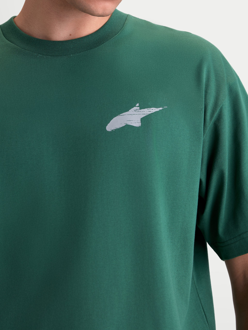 Alpinestars Checkback Oversized CSF T-Shirt, grünes Kurzarm-Sportswear-T-Shirt, Unisex, Nahaufnahme mit weißem Astars-Logo auf der Brust, Oversized-Passform, Soft-Hand-Print-Finish, hochwertige Baumwoll-Polyester-Mischung.