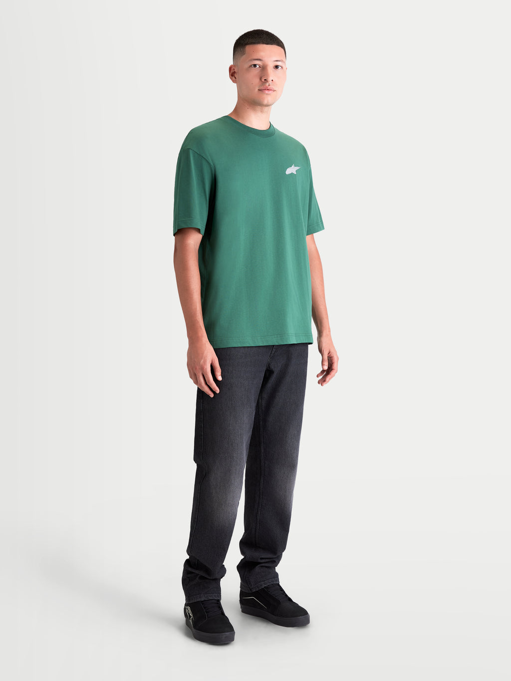 Alpinestars Checkback Oversized CSF T-Shirt, Kurzarm-Sportswear-T-Shirt für Herren und Damen, Grün, mit kleinem weißen Astars-Logo auf der Brust, entspannte Oversized-Passform, Vorderansicht am Model.