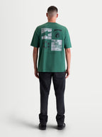 Alpinestars Checkback Oversized CSF T-Shirt, Sportswear Kurzarm-T-Shirt, Grün, Rückansicht mit markanter Schachbrettgrafik, Oversized-Passform, Baumwoll-Polyester-Mischgewebe.