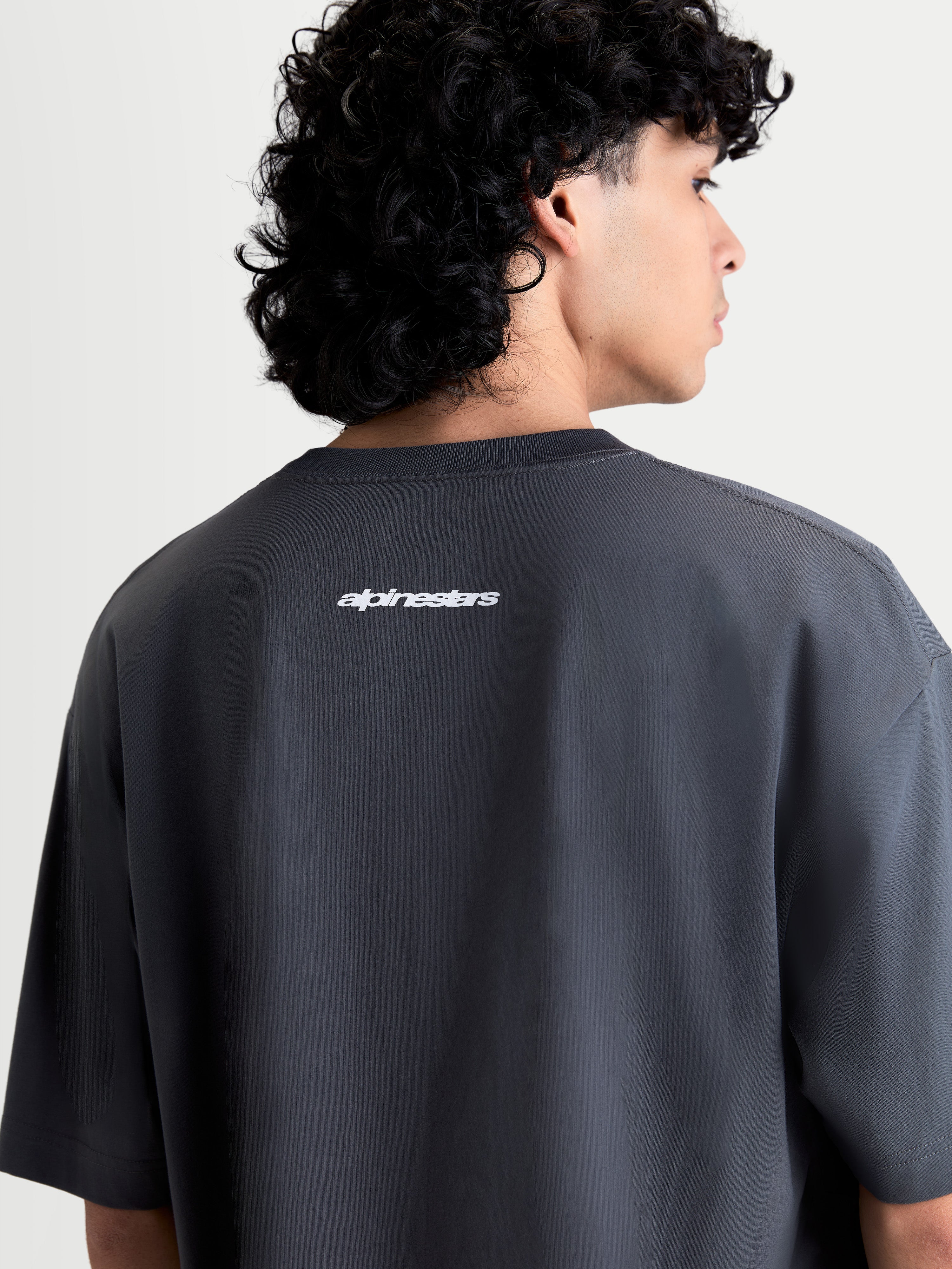 Alpinestars Mandate Oversized CSF T-Shirt, Casual Sportswear, Grau, mit weißem Alpinestars-Schriftzug als Puff-Druck auf der Rückseite, entspannte Oversized-Passform, weicher Baumwoll-Polyester-Mix.