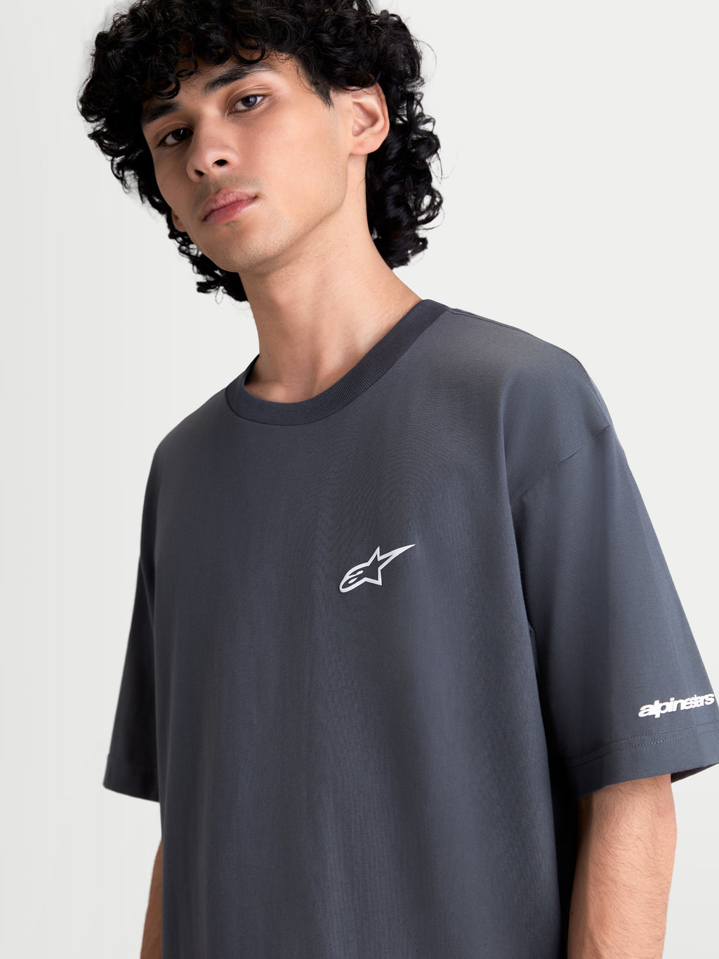 Alpinestars Mandate Oversized CSF Kurzarm-T-Shirt, Sportswear für Herren und Damen, Grau, mit weißem Astars-Logo im Puff-Druck auf der Brust und Ärmelgrafik, Oversized-Passform, Baumwoll-Polyester-Mix.