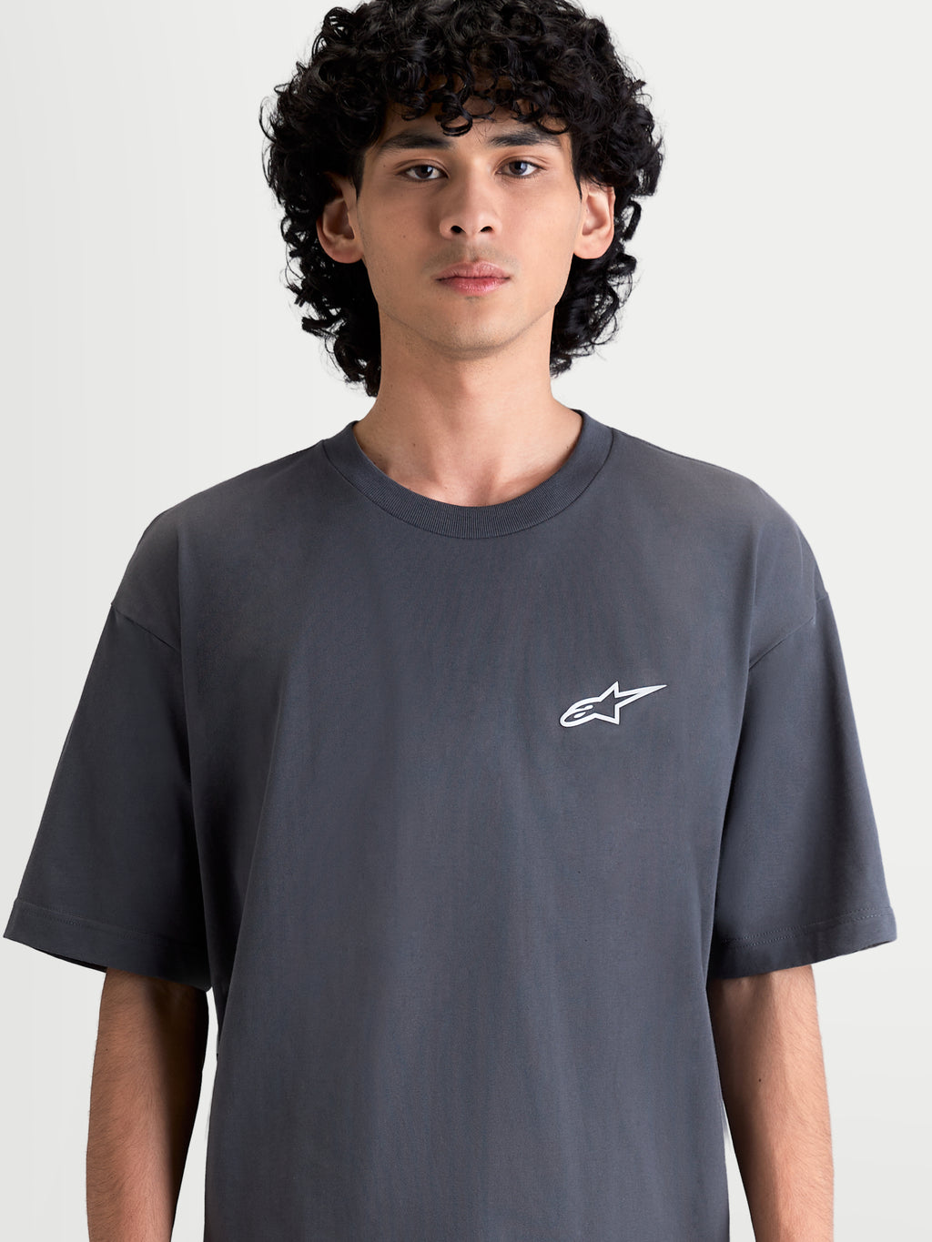 Alpinestars Mandate Oversized CSF T-Shirt, Herren Kurzarm-Sportswear-T-Shirt in Grau, mit lässiger Oversized-Passform und weißem Astars Puff-Druck-Logo auf der Brust, Premium-Lifestyle-Bekleidung.