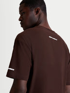 Alpinestars Mandate Oversized CSF T-Shirt, braunes Herren-Sportswear-Kurzarmshirt mit weißer Alpinestars-Wortgrafik als Puff-Druck auf der hinteren Schulter und dem Ärmel, entspannte Oversized-Passform.