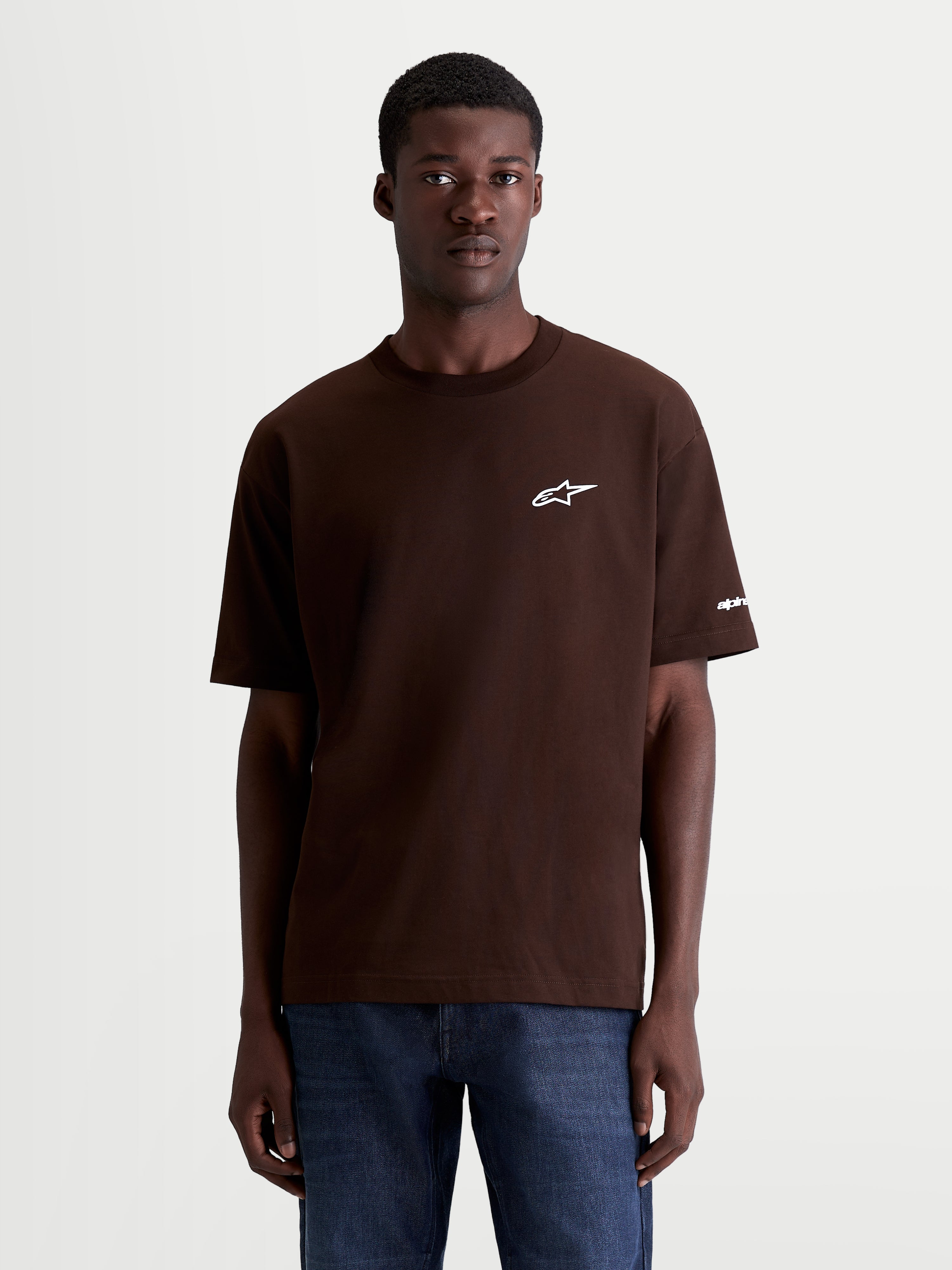 Alpinestars Mandate Oversized CSF T-Shirt, Kurzarm-Sportswear-T-Shirt, Braun und Weiß, mit Puff-Druck Astars-Logo auf der Brust, entspannte Oversized-Passform, Baumwoll-Polyester-Mischung.