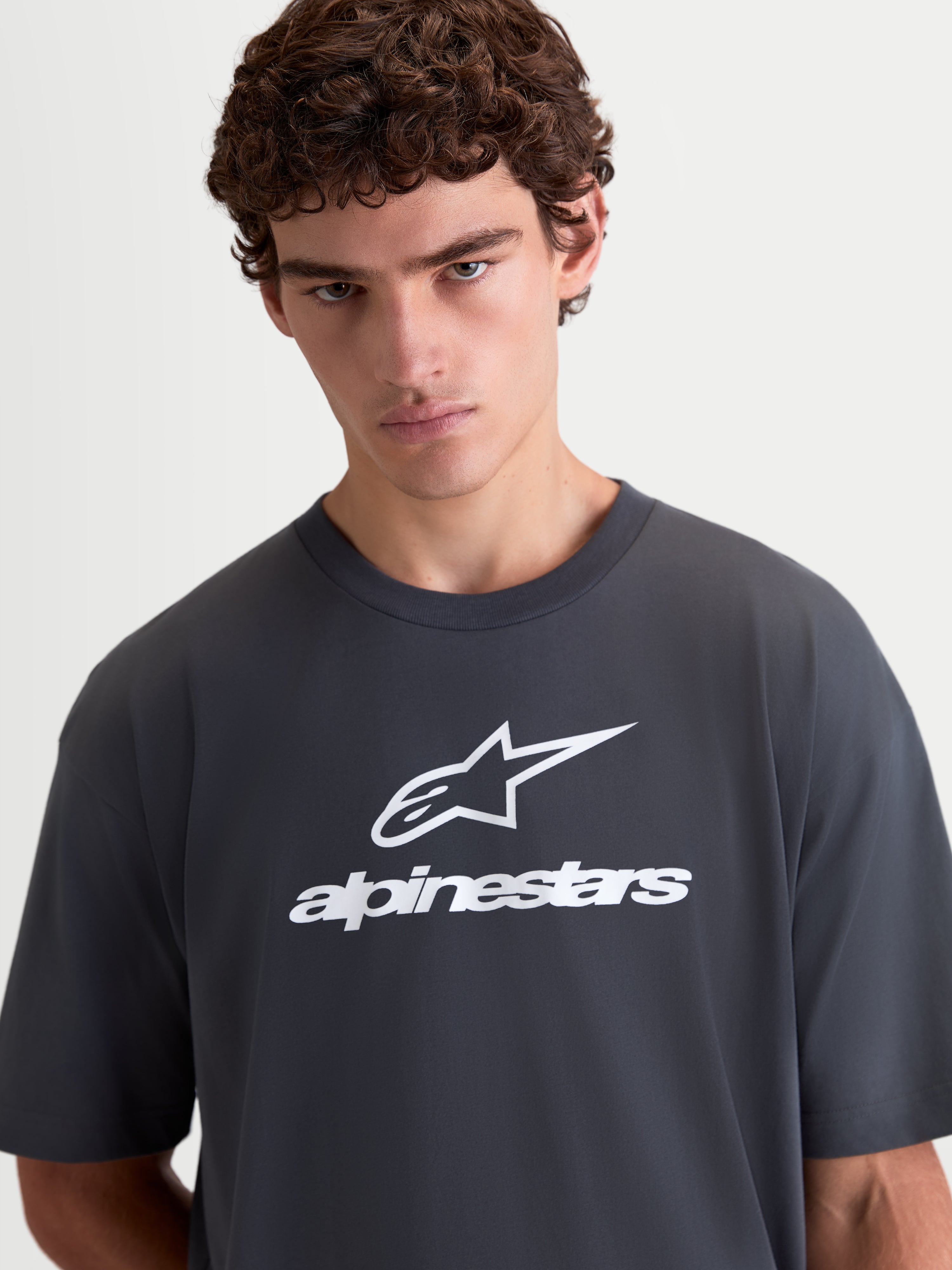 Alpinestars Prelude Oversized CSF T-Shirt, Herren-Sportswear Kurzarm-T-Shirt, Grau und Weiß, mit lockerer Passform, Front-Logo-Grafik und weicher Baumwoll-Polyester-Konstruktion.
