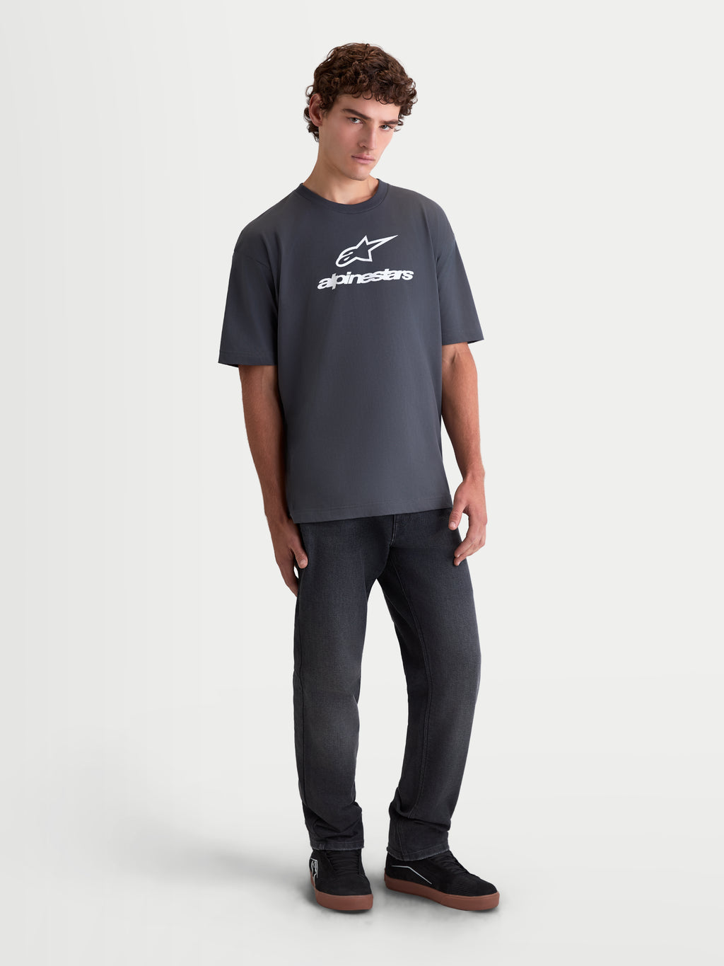 Alpinestars Prelude Oversized CSF T-Shirt, locker geschnittenes Kurzarm-T-Shirt für Herren, Grau mit weißer Astars-Logo-Grafik auf der Brust, Sportswear Lifestyle-Bekleidung aus Baumwoll-Polyester-Mischgewebe.
