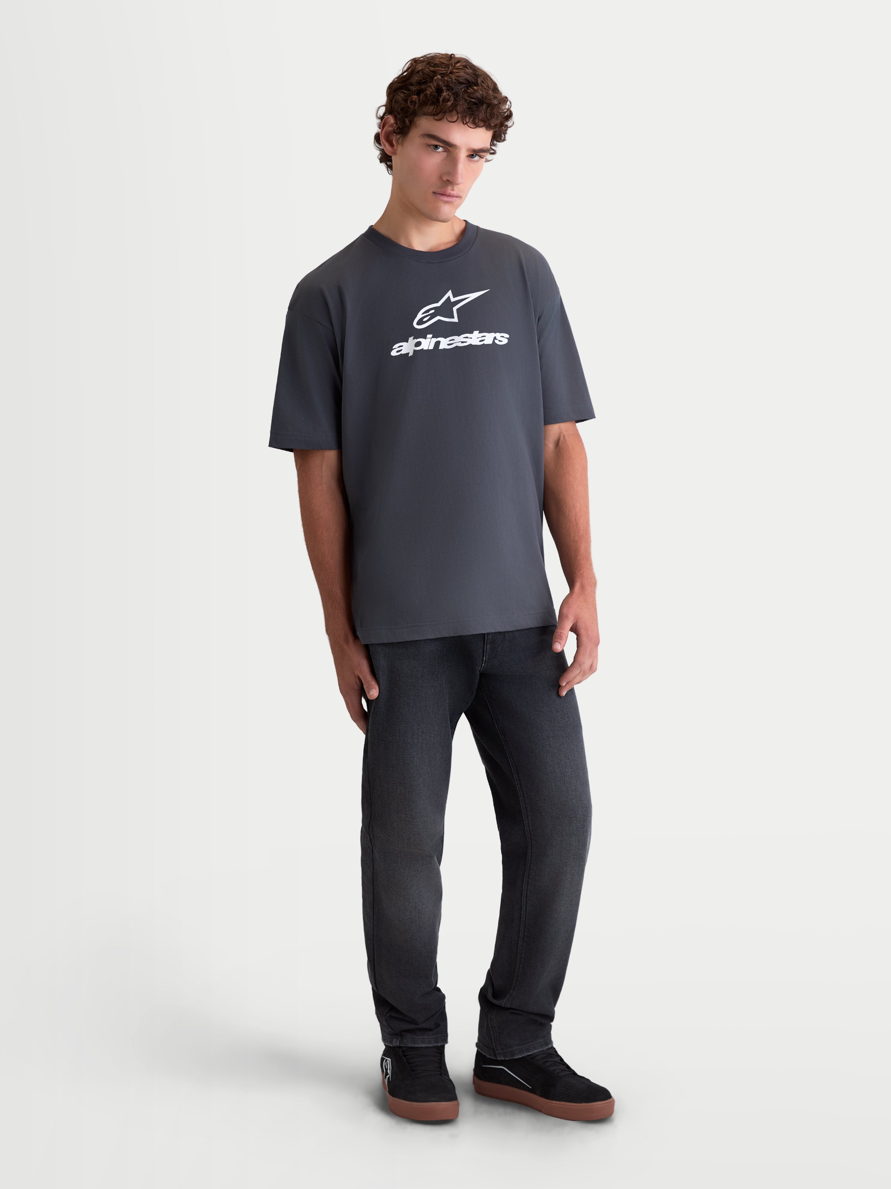 Alpinestars Prelude Oversized CSF T-Shirt, locker geschnittenes Kurzarm-T-Shirt für Herren, Grau mit weißer Astars-Logo-Grafik auf der Brust, Sportswear Lifestyle-Bekleidung aus Baumwoll-Polyester-Mischgewebe.