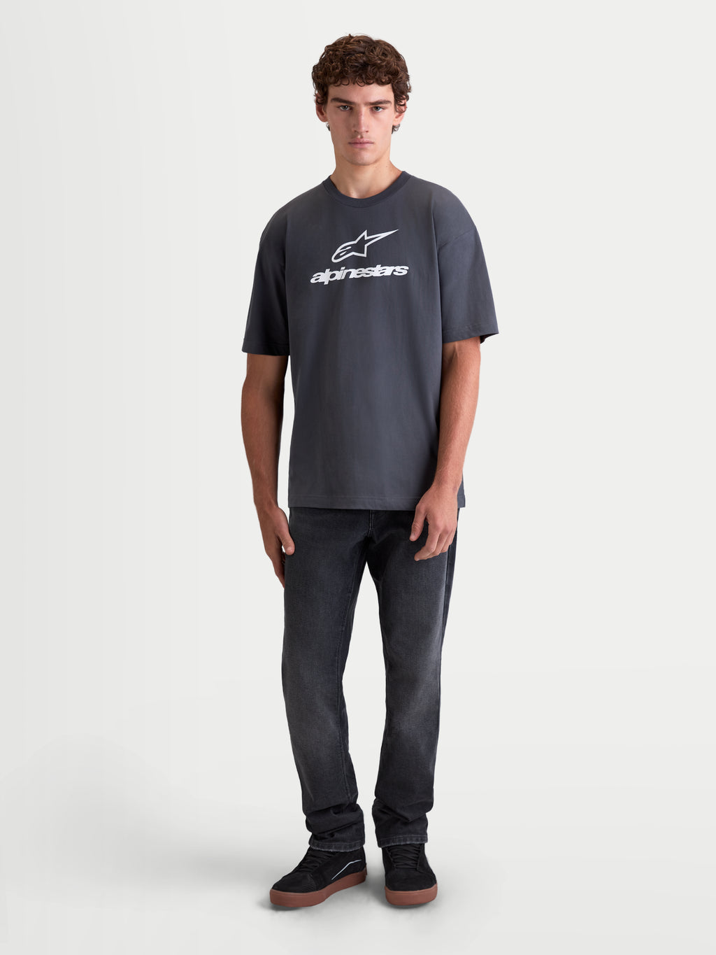 Alpinestars Prelude Oversized CSF T-Shirt, Herren Kurzarm-T-Shirt, Sportswear, Grau mit weißem Alpinestars Logo auf der Brust, lockere Oversized-Passform, Baumwoll-Polyester-Mischung, Frontansicht am Model.