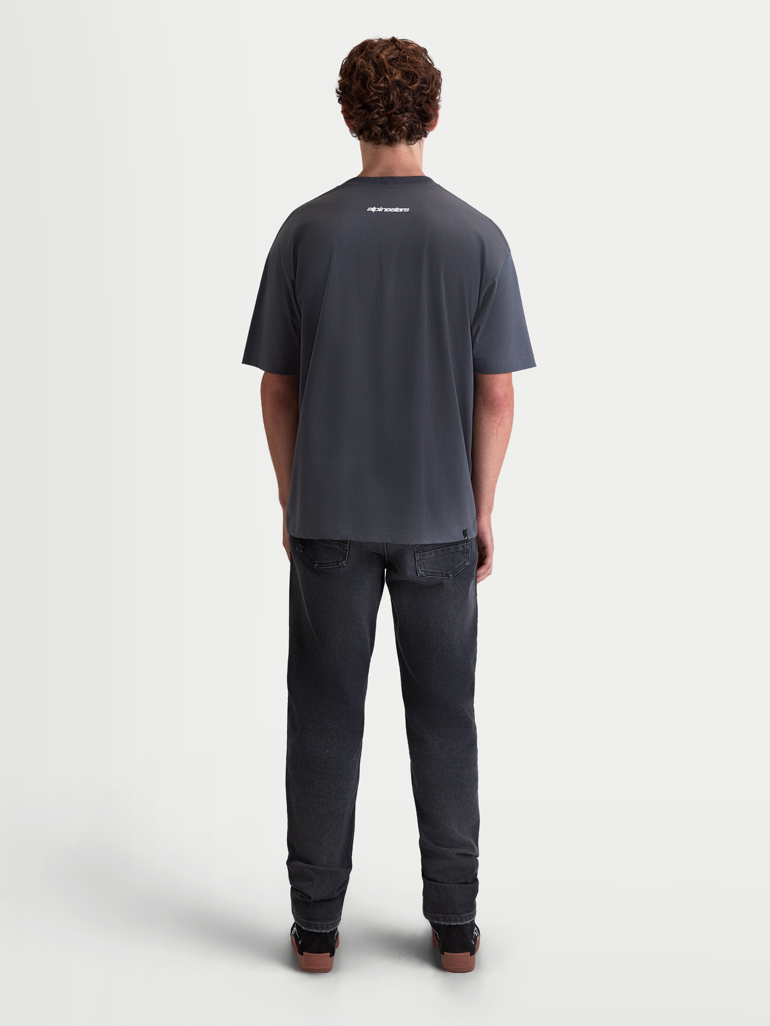 Alpinestars Prelude Oversized CSF T-Shirt, Herren-Sportswear-T-Shirt, Kurzarm, Grau, mit kleinem weißem Logo am oberen Rücken, locker sitzende Oversized-Passform, weicher Baumwoll-Polyester-Mix, Rückansicht am Modell.