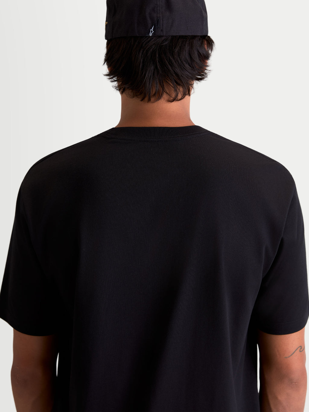 Alpinestars Cypress CSF T-Shirt, Unisex Kurzarm-Sportswear-T-Shirt, Schwarz, Rückansicht am Modell, weiches Baumwoll-Polyester-Mischgewebe für den Alltagslook.