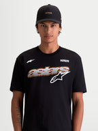 Alpinestars Cypress CSF T-Shirt, Herren-Kurzarm-Sportswear-T-Shirt in Schwarz und Weiß, mit Astars-Grafik mit Mesh-Füllung und Alpinestars Protects-Logo, Lifestyle-Ansicht am Modell, hochwertige Baumwoll-Polyester-Mischung.