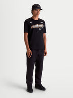Alpinestars Cypress CSF T-Shirt, Herren-Kurzarm-Sportswear-T-Shirt, Schwarz mit Front-Astars-Word-Mesh-Fill-Grafik und Logo, Premium-Baumwoll-Polyester-Mischung, Ganzkörperansicht am Model