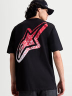 Alpinestars Meteor CSF T-Shirt, Kurzarm-Sportswear-T-Shirt in Schwarz, Rückansicht am Model mit großer rot-weißer Astars-Logo-Grafik im MX-Stil, lässige Motorsport-Bekleidung.