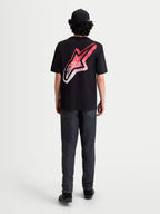 Alpinestars Meteor CSF T-Shirt, Kurzarm-Sportswear-T-Shirt, Schwarz, Rot und Weiß. Rückansicht am Modell mit großem Astars-Logo auf dem Rücken und MX-inspiriertem rot-weißem Farbverlauf.