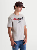 Alpinestars Elliptogrit CSF T-Shirt, Kurzarm-Sport-T-Shirt für Herren, Grau mit rot-schwarzem Astars-Logo-Print mit Farbverlauf, weicher Baumwollmix, lässige Lifestyle-Sportswear, Modellansicht.