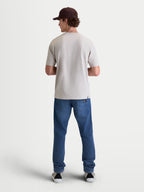 Alpinestars Elliptogrit CSF T-Shirt, Herren-Kurzarm-Sportswear-T-Shirt in Grau, Rückansicht am Model, lässiger Motorsport-Look aus hochwertigem Baumwoll-Polyester-Mix.