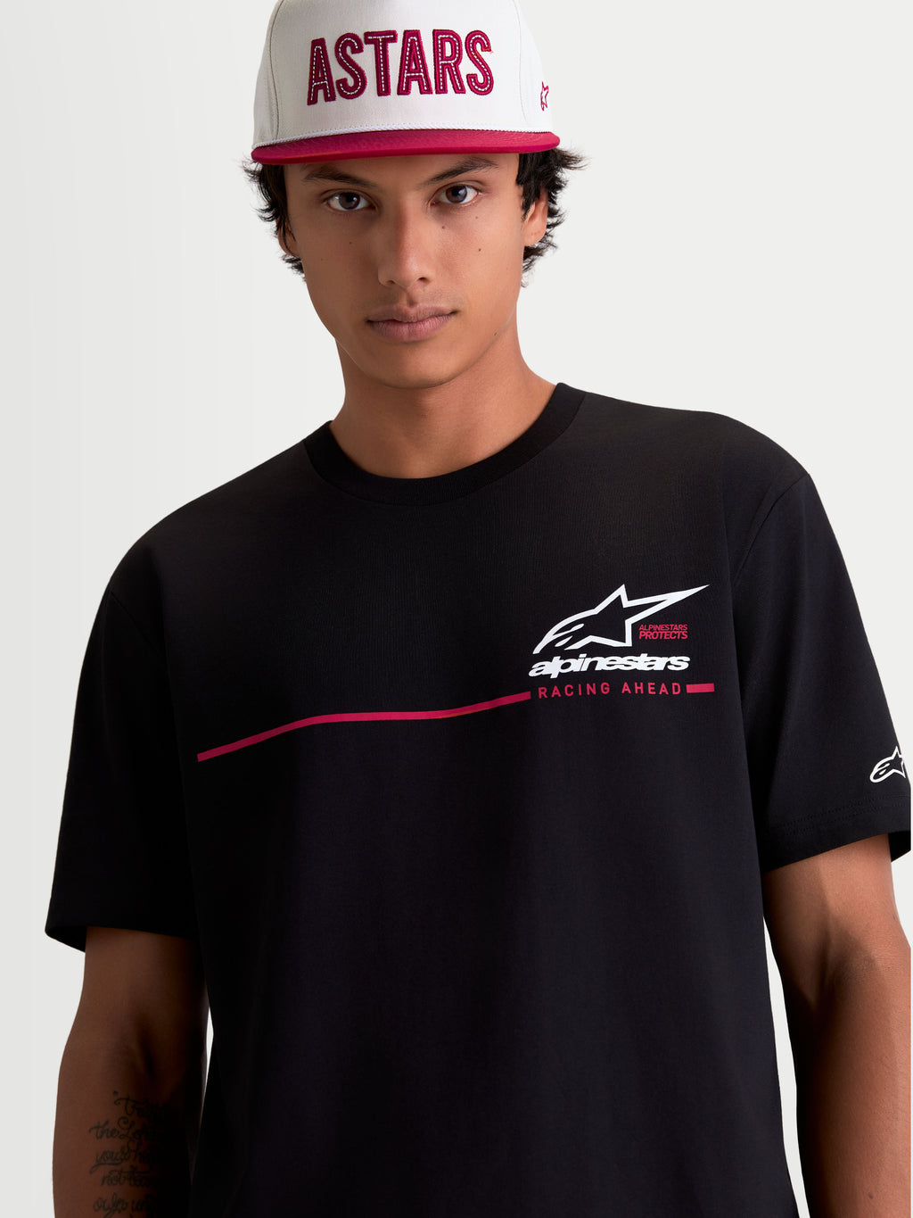 Alpinestars P1 CSF T-Shirt, Kurzarm-Sportswear-T-Shirt, Unisex, Schwarz, mit weißer und roter Rennstreifen-Logo-Grafik, Soft-Touch-Print-Finish, 60/40 Baumwoll-Polyester-Mix.