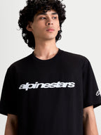 Alpinestars Race Wordmark CSF T-Shirt, lässiges Sportswear-T-Shirt am Modell, Schwarz und Weiß, mit markanter Wordmark-Grafik auf der Brust und Ageless-Logo am Ärmel, Baumwoll-Polyester-Mischung für hohen Tragekomfort im Alltag.