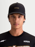 Alpinestars County Canvas Kappe, Sportswear-Baseball-Kappe mit gebogenem Schirm, Schwarz mit goldener ASTARS-Logo-Stickerei, Oxford-Peach-Gewebe und strukturierte Krone, lässige Lifestyle-Bekleidung am Modell.