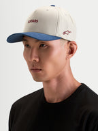 County Canvas Kappe, sandfarbene und blaue Sportswear-Kappe mit gebogenem Schirm und gesticktem Astars-Logo, getragen von einem Model