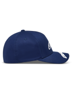 Alpinestars Arclight Kappe, marineblaue Sportswear-Kappe aus Twill mit gebogenem Schirm und strukturierter Krone, Seitenansicht.
