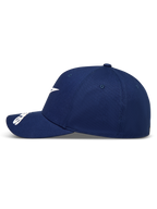 Alpinestars Arclight Kappe, marineblaue Sportswear-Kappe in Seitenansicht mit weißem Logo und gebogenem Schirm.
