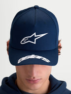 Alpinestars Arclight Kappe, Motorsport-inspirierte Sportswear Baseball-Kappe für Herren und Damen, Blau (Navy) und Weiß, mit strukturierter Krone, Puff-Print Astars-Logo, gebogenem Schirm mit Astars-Wortmarke und strapazierfähiger Baumwolltwill-Konstruktion, Frontansicht am Modell.