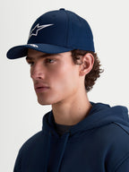 Alpinestars Arclight Kappe, dunkelblaue Sportswear-Kappe für Herren und Damen, mit weißem Astars Puff-Print-Logo auf der strukturierten Krone und gebogenem Schirm. Seitenprofil-Ansicht am Modell, klassische Motorsport-Passform aus strapazierfähigem Baumwoll-Twill.