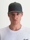 Alpinestars Points Kappe, Sportswear-Kappe mit gebogenem Schirm für Herren und Damen, Frontansicht am Modell, Dunkelgrau mit rotem Alpinestars-Logo, leichtes Nylon-Tactel-Gewebe mit Flex-Back-Passform.