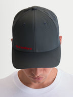 Alpinestars Points Kappe, dunkelgraue Herren-Sportswear-Kappe mit gebogenem Schirm, rotes Alpinestars-Wortlogo, leichte Nylon-Tactel-Konstruktion, lässige Motorsport-Bekleidung.