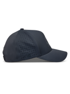 Alpinestars Algo Perf Adjustable Kappe, dunkelgraue Sportswear-Kappe mit seitlichen Perforationen und gebogenem Schirm.