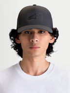 Alpinestars Algo Perf Adjustable Kappe, Sportswear-Snapback für Herren und Damen, Dunkelgrau, mit strukturierter Krone, gebogenem Schirm und Sonic-Weld Astars-Logo auf technischem Funktionsgewebe, Vorderansicht an einem Model.