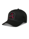 Alpinestars Acme Snapback Kappe, schwarze Twill-Cap mit burgunderrotem Astars-Logo-Patch, Seilbesatz und gebogenem Schirm.